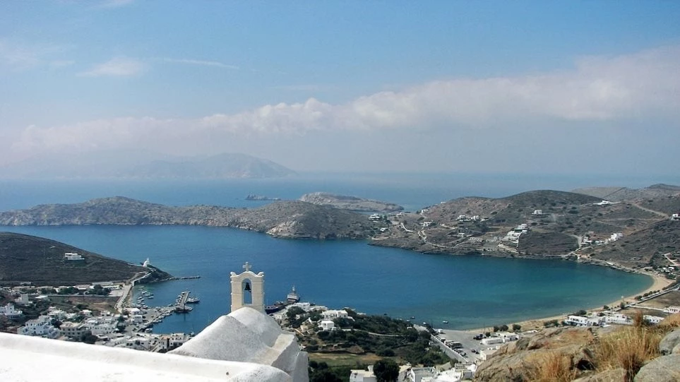 «Ηλιοβασιλέματα που χάνονται στα γαλαζοπράσινα νερά» – «Υμνοι» για την Ίο από τα διεθνή ΜΜΕ